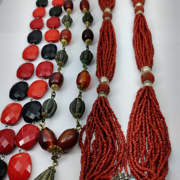 long collier sautoir vintage de couleur rouge