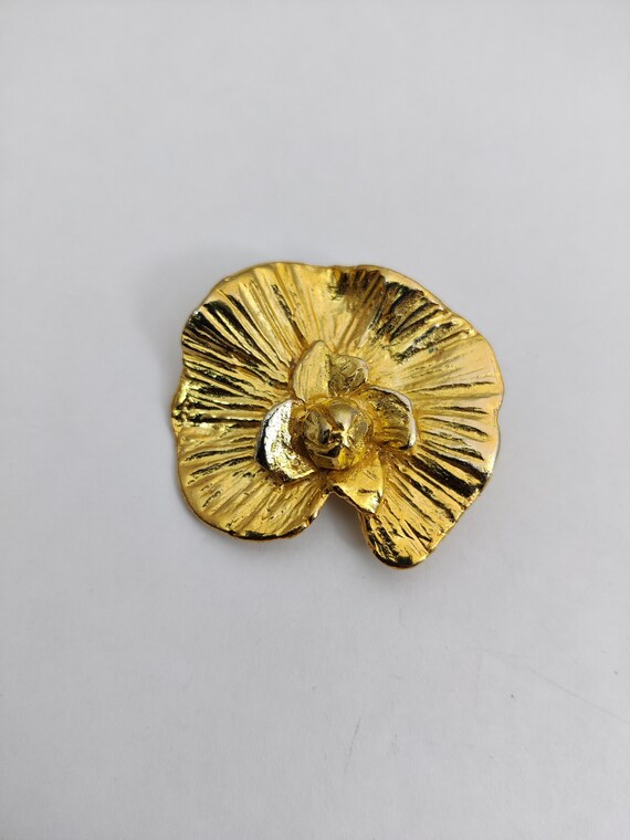 old vintage brooch in gold metal - image 8