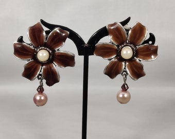 signed T.STREET PARIS these vintage clip-on earrings in silver metal, enamel and glass