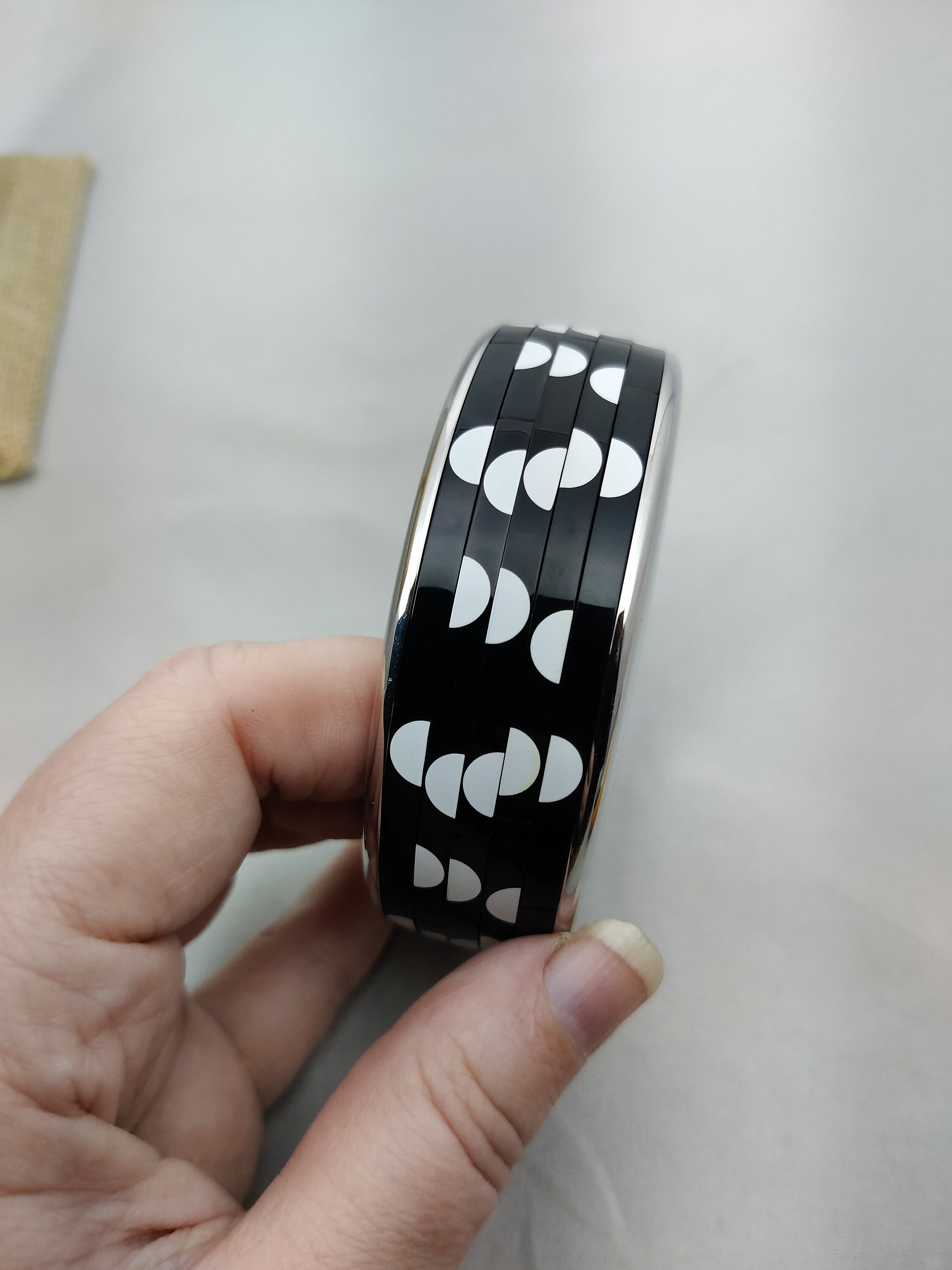 シルバーメタルとブラック樹脂にホワイトドットをあしらった、SWATCHの 