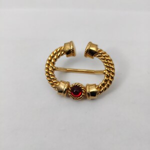 signed MALKA PARIS Scarf clips or vintage scarf clip in gold metal and colored rhinestones maillage rouge