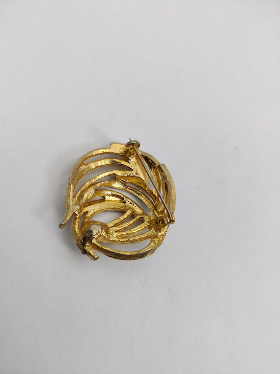 old vintage brooch in gold metal - image 5
