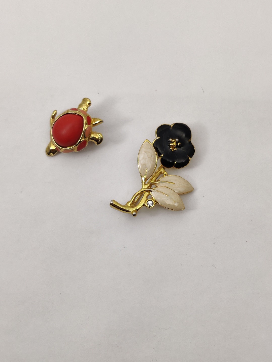 Broche Vintage Signée – Métal Doré Et Pierre – Style Rétro Chic