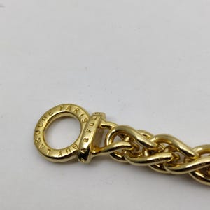 Peut inclure: Une tasse en céramique blanche avec une anse noire et le texte "But First, Coffee" en noir gras. La tasse est posée sur une surface blanche. La tasse mesure 10 cm de haut.