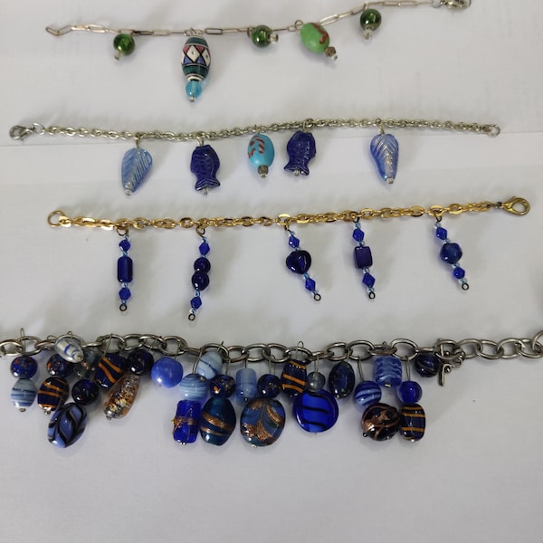 bracelet à breloques avec chaine et perles en verre