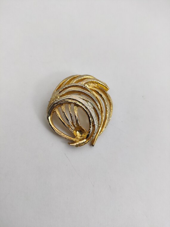 old vintage brooch in gold metal - image 4