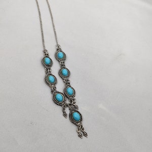 Collar vintage TN900 firmado en pasta de vidrio turquesa y metal plateado.