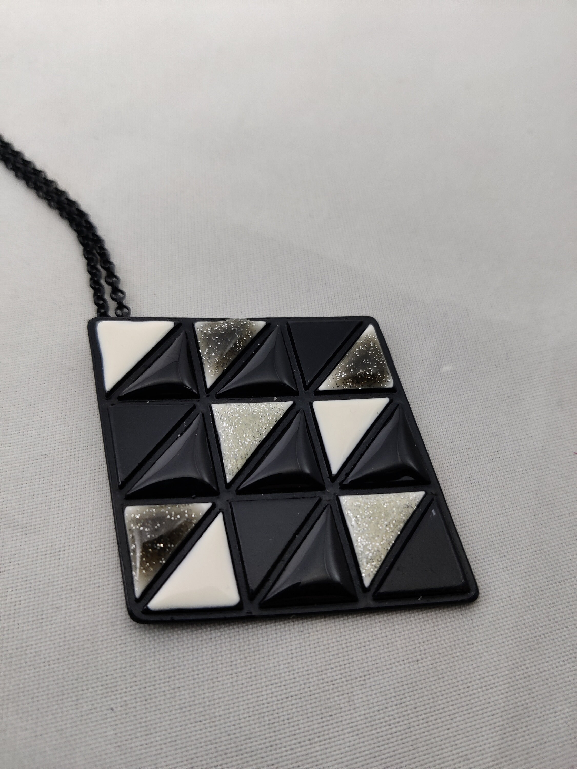 Collier Vintage - Pendentif Fleurs émaillées Couleur - Monture Métal Blanc - Marque Ikita