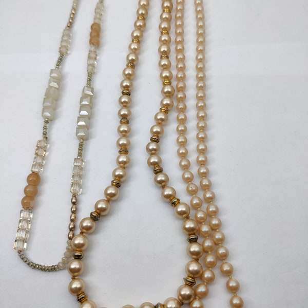 long collier sautoir vintage de couleur blanc beige