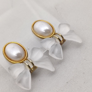 signed PARFUM GRES PARIS these vintage clip-on earrings in gold metal and satin glass image 2