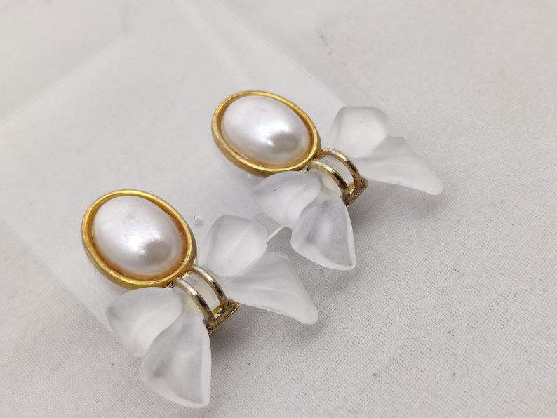 signed PARFUM GRES PARIS these vintage clip-on earrings in gold metal and satin glass image 2