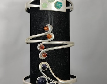Bracelet manchette aux formes futuristes et orné de 4 cabochons ronds en véritable pierre fine semi précieuse