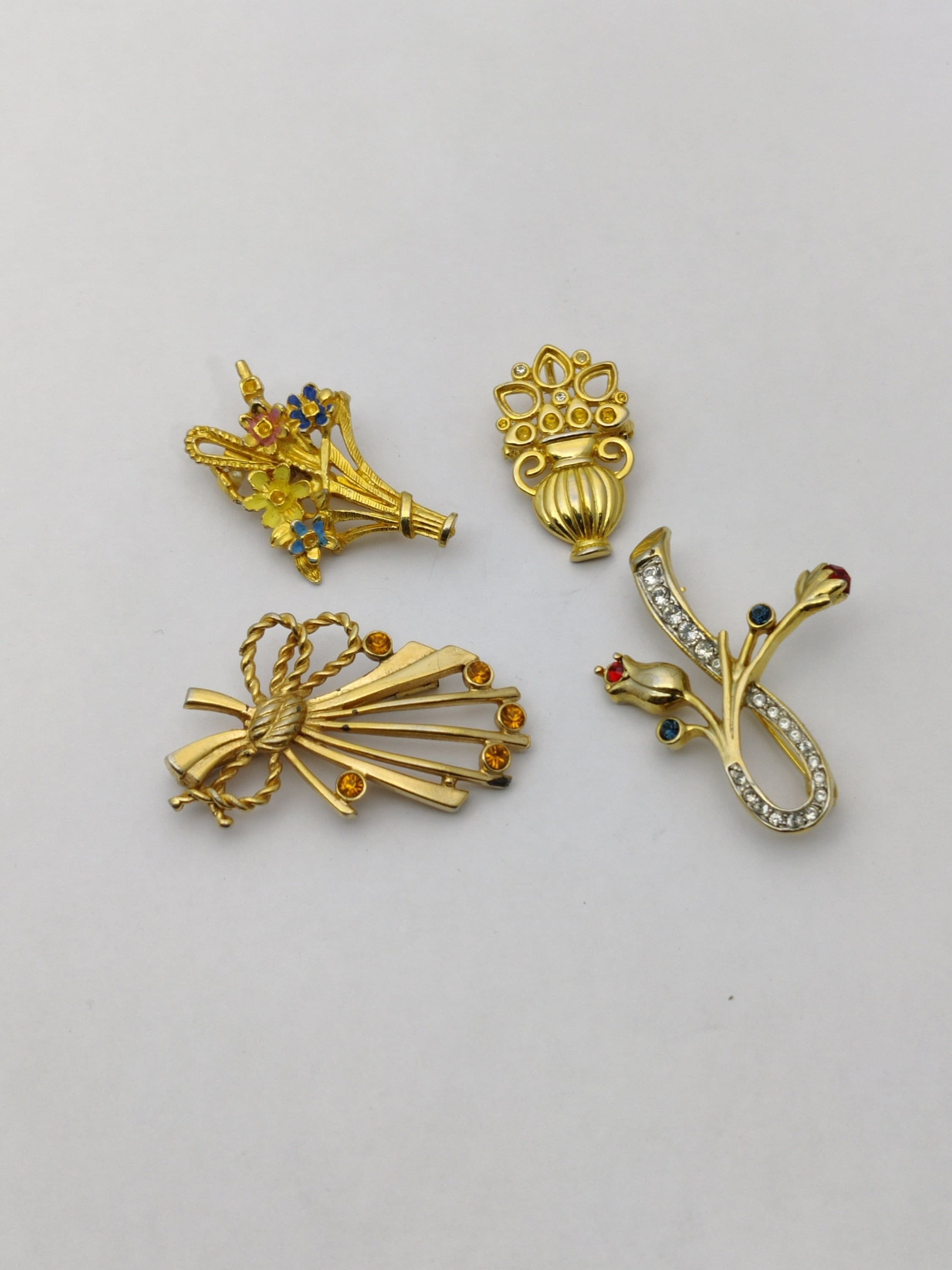 金色の金属製の古いヴィンテージの花柄ブローチ