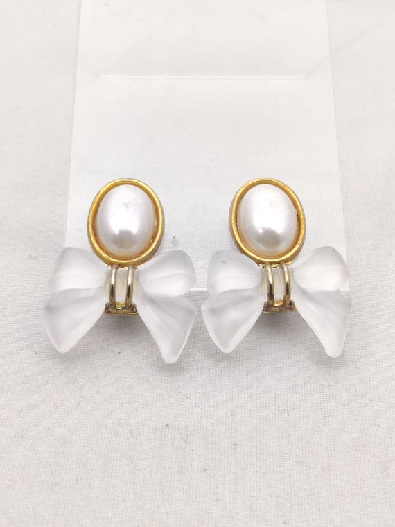 signées PARFUM GRES PARIS ces boucles d'oreilles clips vintage en métal doré et verre satiné