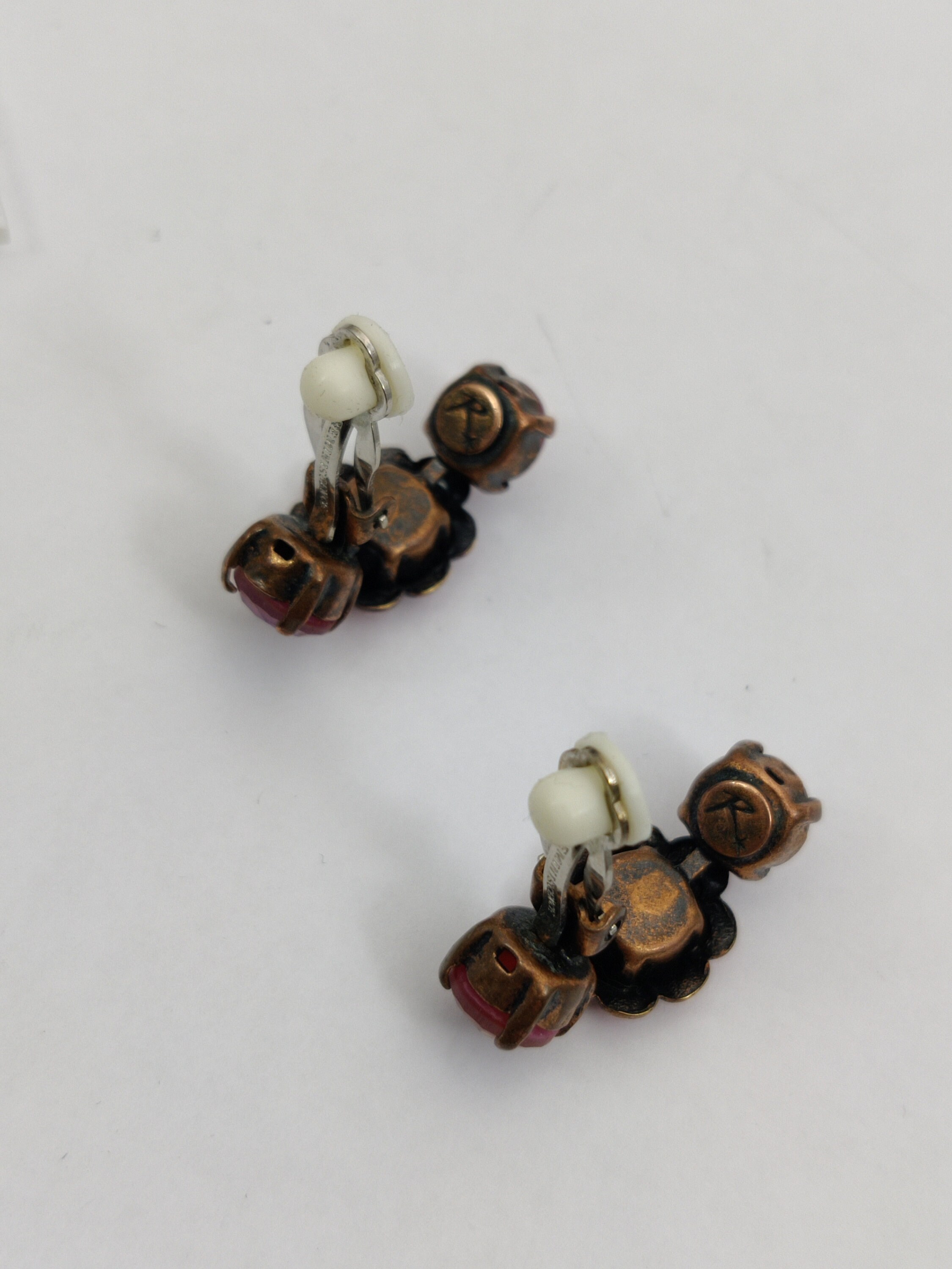 Boucles D'oreilles Pendantes Vintage REMINISCENCE - Métal Doré Et Strass - Fermoir Clip - Occasion (état Neuf Selon Vendeur)