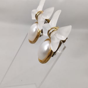 signed PARFUM GRES PARIS these vintage clip-on earrings in gold metal and satin glass image 4