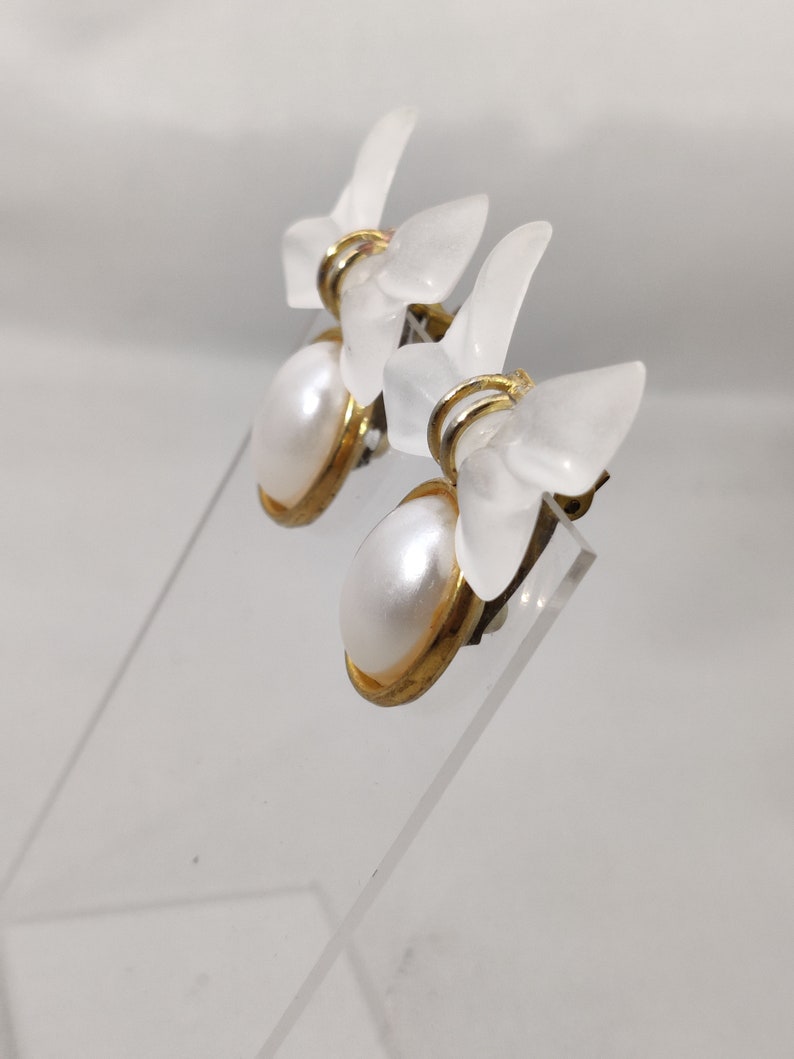 signed PARFUM GRES PARIS these vintage clip-on earrings in gold metal and satin glass image 4