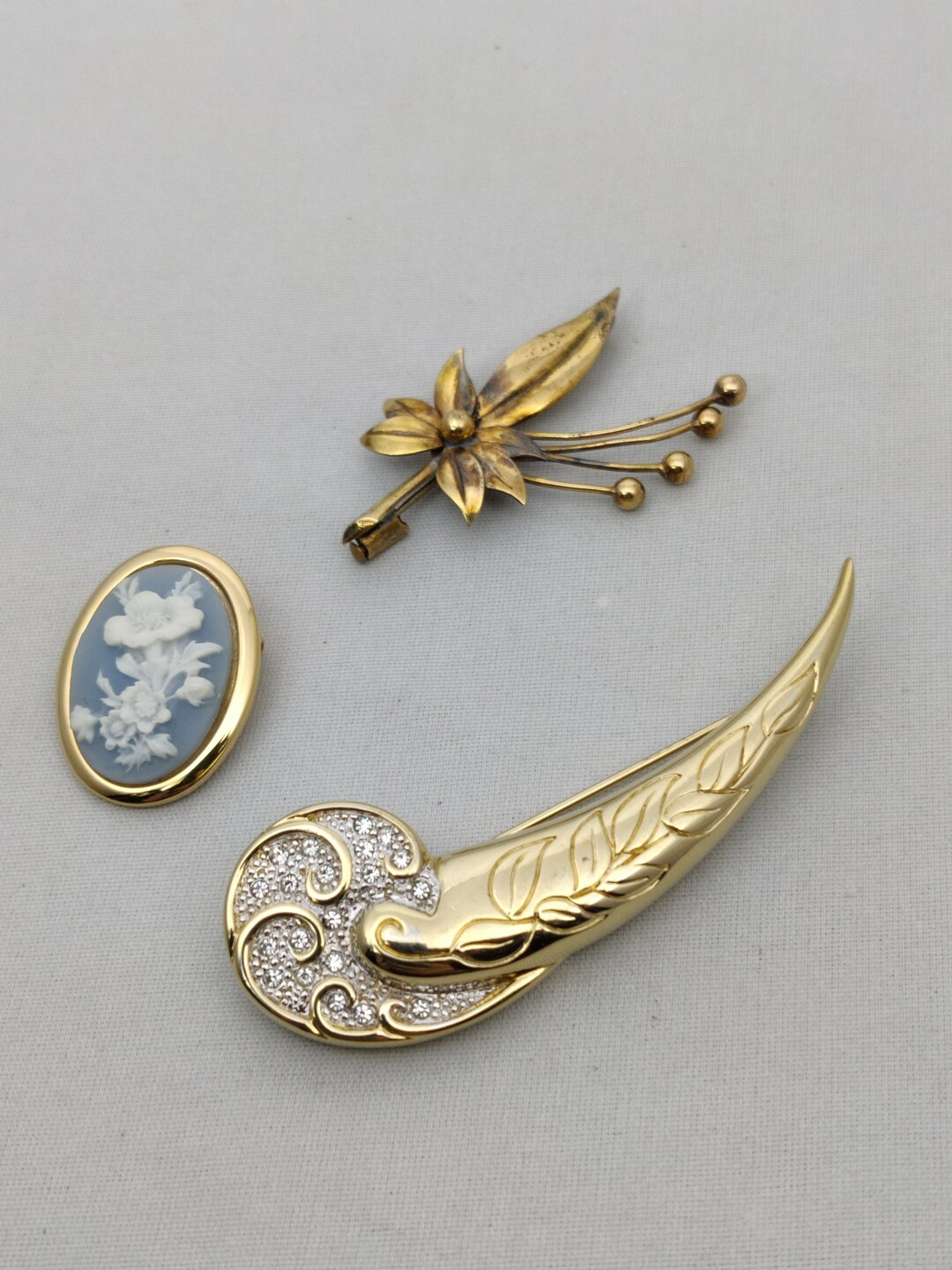 Ancienne Broche Métal Doré – Modèle Ouvragé Signé (à Identifier)