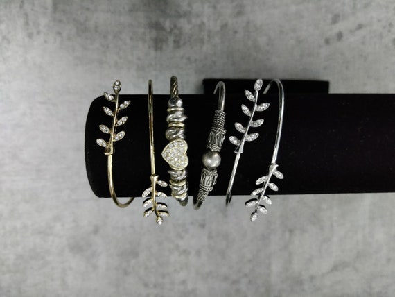 シルバーメタルのヴィンテージオープンバングルブレスレット - Etsy 日本