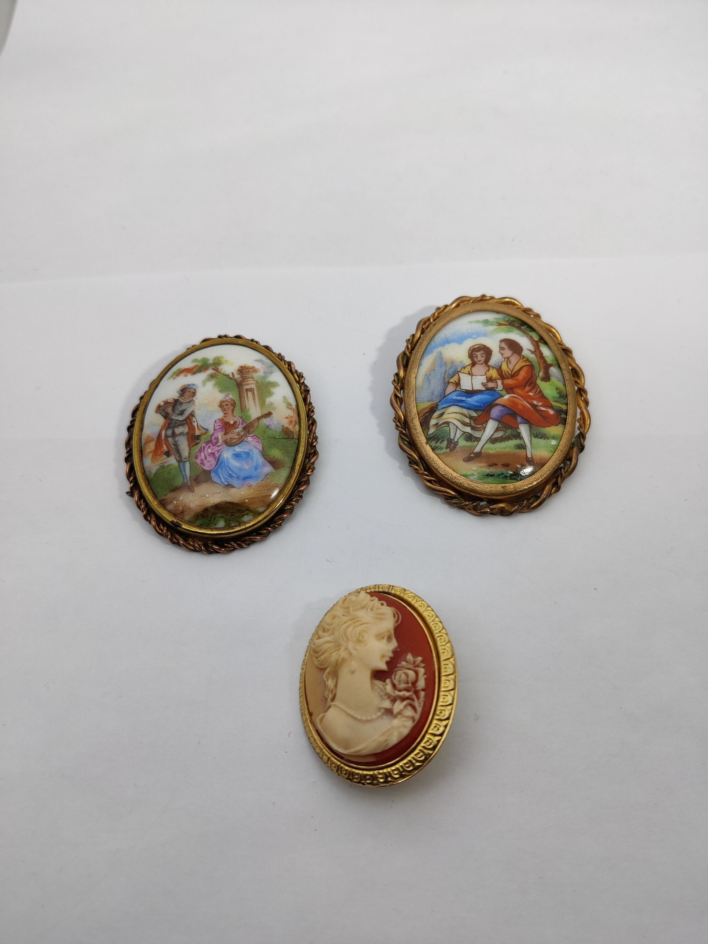 Broche Ovale En Laiton Et Porcelaine De Limoges – Profil De Femme – Style XXème Siècle – Occasion