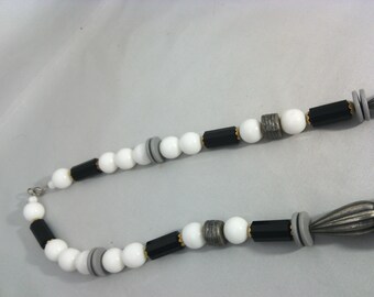 Collier Sautoir En Lucite Transparent - Longueur 90 Cm, Occasion En Bon état, Style Mode