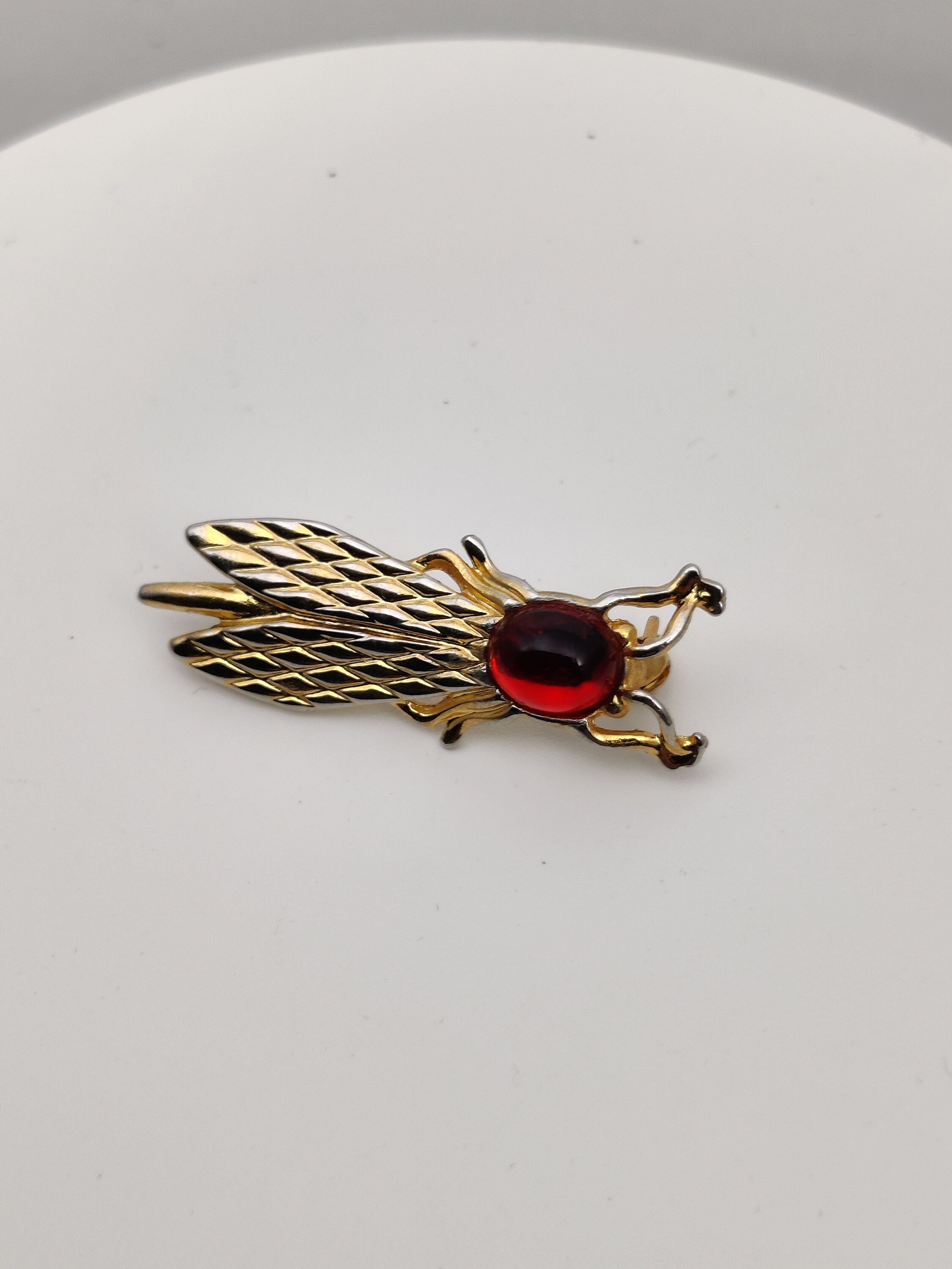 Broche Vintage Feuille Dorée – Bijou Fantaisie Signé Yves Rocher – Métal Doré