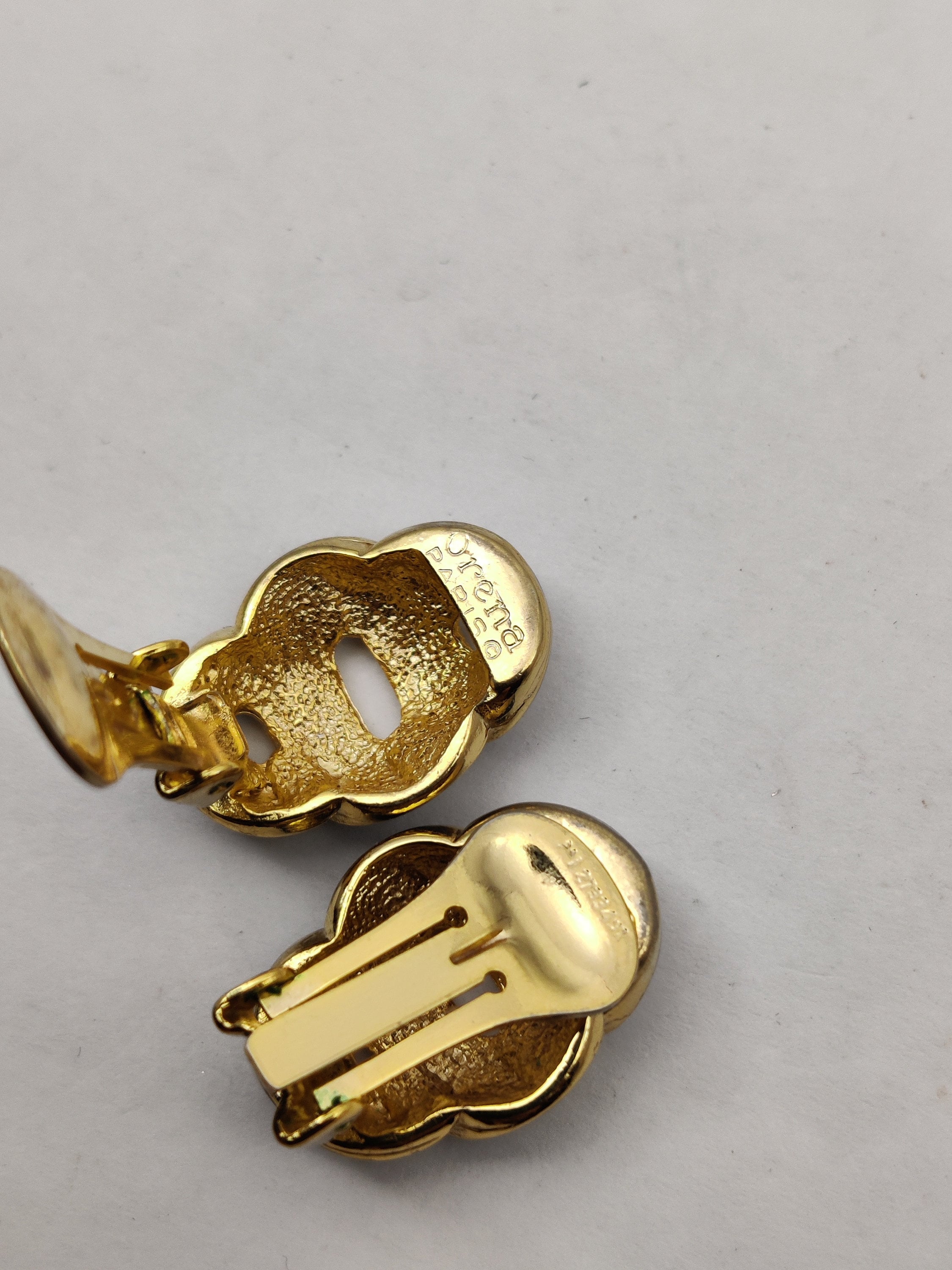 Signées ORENA boucles d'oreilles clips vintage en métal doré et émail - France