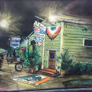 Può includere: Un dipinto ad acquerello di un edificio verde con un cartello che recita "Finn McCool's Irish Pub". L'edificio è illuminato di notte da luci a catena e un faretto. C'è una bicicletta parcheggiata davanti all'edificio e un tappeto verde a forma di trifoglio sul pavimento.