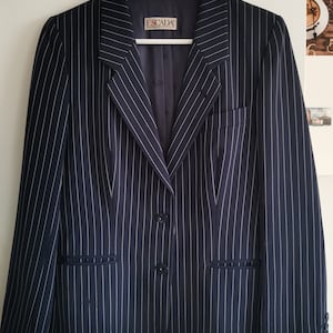 Fab Escada wool navy blue stripe classic blazer. Size DE40. Chic