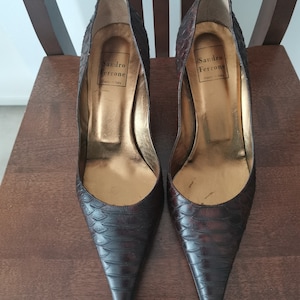 Fab Sandro Ferrone brown snake leather embossed pumps. Size EU 40.Chic.