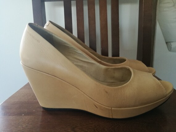 beige leather wedges
