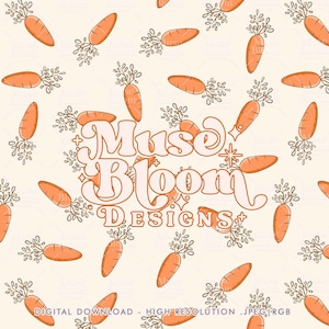 Pode incluir: Um download digital de um padrão sem costura que apresenta cenouras laranja com folhas verdes em um fundo bege claro. O texto "Muse Bloom Designs" está no centro do padrão em uma fonte retrô rosa e branca.