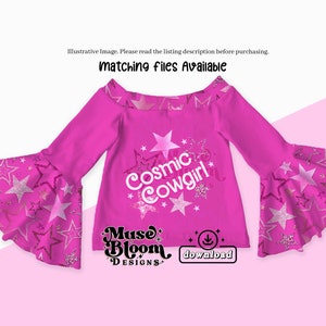 Puede incluir: Camiseta rosa de manga larga con dise&ntilde;o de manga acampanada. La camiseta tiene un estampado de estrellas brillantes y el texto "Cosmic Cowgirl" en blanco con un contorno brillante. Tambi&eacute;n se puede ver el texto "Muse Bloom Designs" y "descargar".