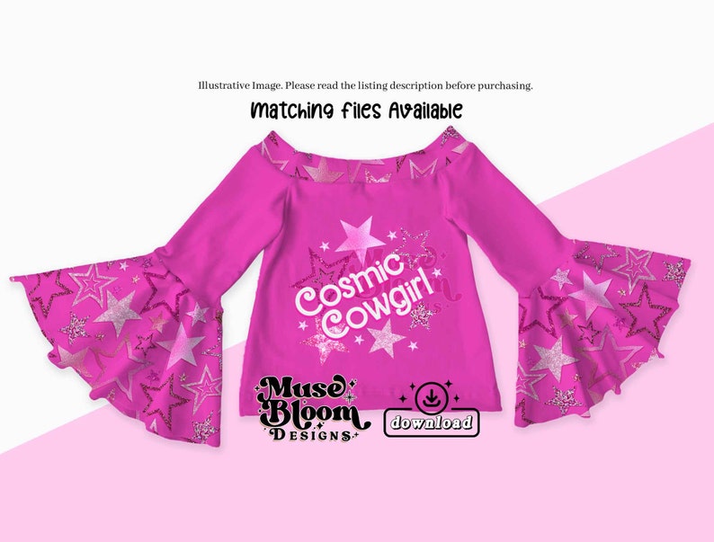 Puede incluir: Camiseta rosa de manga larga con dise&ntilde;o de manga acampanada. La camiseta tiene un estampado de estrellas brillantes y el texto "Cosmic Cowgirl" en blanco con un contorno brillante. Tambi&eacute;n se puede ver el texto "Muse Bloom Designs" y "descargar".