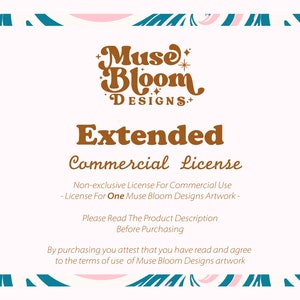 Puede incluir: Un fondo blanco con un borde decorativo en verde azulado, rosa y blanco. El texto dice "Muse Bloom Designs" en marrón, seguido de "Extended Commercial License". Texto adicional proporciona detalles sobre la licencia para obras de arte.