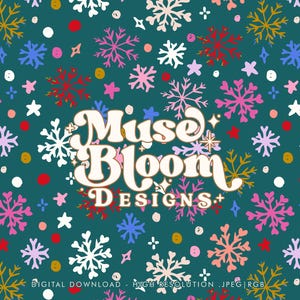 Può includere: Un design digitale con uno sfondo verde acqua e un motivo ripetuto di fiocchi di neve, stelle e punti colorati. Il testo "Muse Bloom Designs+" è in un font retrò. Il testo aggiuntivo recita "DOWNLOAD DIGITALE - ALTA RISOLUZIONE .JPEG | RGB".
