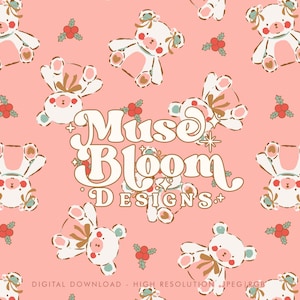 Può includere: Un motivo ripetuto con orsetti bianchi con fiocchi marroni e accenti rossi su sfondo rosa. Il testo "Muse Bloom Designs" è visualizzato in un font retrò. Sono visibili anche le parole "DIGITAL DOWNLOAD - HIGH RESOLUTION - JPEG | RGB".