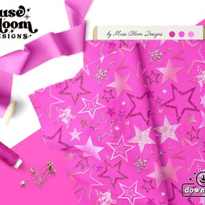 Puede incluir: Tela rosa con un patr&oacute;n repetido de estrellas doradas brillantes. La tela est&aacute; doblada por la mitad y el texto "Muse Bloom Designs" es visible en la esquina superior izquierda.