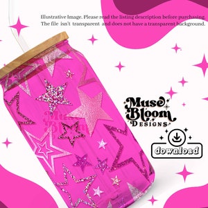 Puede incluir: Un tarro de cristal rosa con tapa de madera y una pajita. El tarro est&aacute; decorado con un patr&oacute;n de estrellas de purpurina rosa. El texto "Muse Bloom Designs" est&aacute; impreso en el tarro.