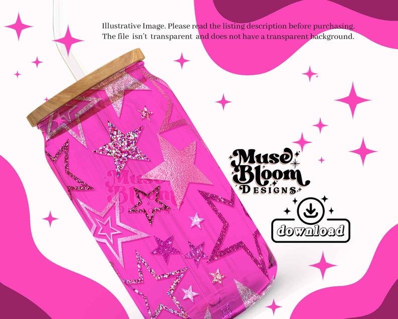 Puede incluir: Un tarro de cristal rosa con tapa de madera y una pajita. El tarro est&aacute; decorado con un patr&oacute;n de estrellas de purpurina rosa. El texto "Muse Bloom Designs" est&aacute; impreso en el tarro.