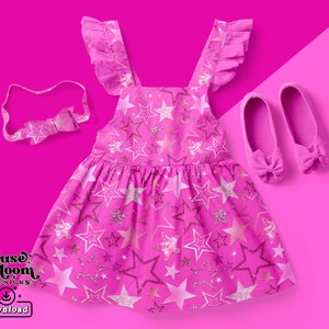 Puede incluir: Un vestido rosa sin mangas con un estampado de estrellas y detalles de purpurina. El vestido tiene un escote con volantes y un lazo en la espalda. El vestido se combina con una diadema rosa y zapatos rosas.