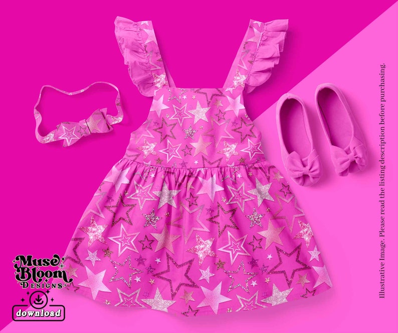 Puede incluir: Un vestido rosa sin mangas con un estampado de estrellas y detalles de purpurina. El vestido tiene un escote con volantes y un lazo en la espalda. El vestido se combina con una diadema rosa y zapatos rosas.
