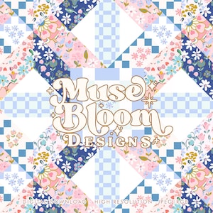 Op de afbeelding: Een digitaal ontwerp met een patchworkpatroon met bloemen en geometrische elementen in blauw, roze en wit. Het ontwerp bevat de tekst "Muse Bloom Designs" in een retro lettertype, met tekst die aangeeft dat het een digitale download is.