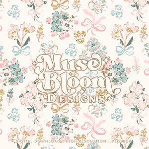 Op de afbeelding: Een digitaal ontwerp met een bloemenpatroon in roze, blauw en goud op een crèmekleurige achtergrond. Het ontwerp bevat strikken en de tekst "Muse Bloom Designs" in een retro lettertype.