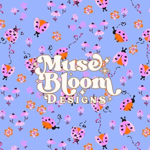 Puede incluir: Un patrón azul claro con mariquitas rosas con lunares en forma de corazón y alas naranjas, intercaladas con flores rosas y naranjas. El texto "Muse Bloom Designs+" está en una fuente retro.