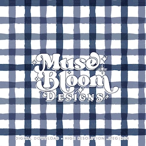 Puede incluir: Un patrón de papel digital sin costuras con un diseño de cuadros vichy azul y blanco. El patrón está ligeramente descolorido y tiene un efecto acuarela. El texto "Muse Bloom Designs" está en letras blancas sobre el patrón.
