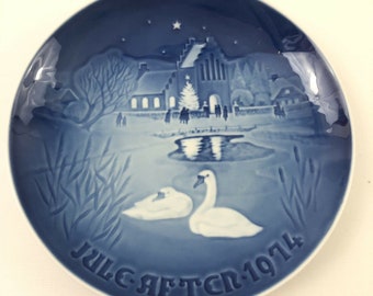 Bing /& Grondahl 1974 CHRISTMAS IN THE VILLAGE Swans Annual Plate