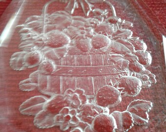 Décoration de Noël vintage en acrylique, Panier de fraises, Acrylique gravé à l'eau-forte, Pas de boîte d'origine, Bon état, Quelques rayures, Pas de date