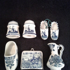 porcelaine vintage Delf, sept pièces, fabriquée en Hollande, peinte à la main, bleu et blanc classique, état de menthe image 1