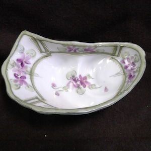 Vintage Nippon, Small Oyster Shaped Dish, Purple Violets, Green Trim, Porcelain, Hand Painted, Good Vintage Condition, 4 1/2&quot; L x 2 3/4&quot; W